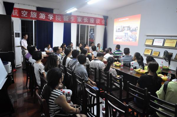 williamhill威廉体育召开2015级新生家长座谈会