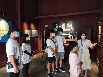 说明: F:\8 williamhill体育\4 办公室工作\大创、挑战杯、社会实践\williamhill体育+移动博物馆赋能党史学习教育+实践团\广西学联--williamhill体育暑期社会实践赋能党史学习教育\三下乡--williamhill体育暑期社会实践赋能党史学习教育20220724\三下乡--williamhill体育暑期社会实践赋能党史学习教育\推送照片\8 实践团成员在路莫村军需物资转运站.jpg
