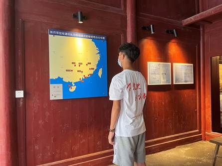 说明: F:\8 williamhill体育\4 办公室工作\大创、挑战杯、社会实践\williamhill体育+移动博物馆赋能党史学习教育+实践团\三下乡--铭记革命历史,传承红色文化,推进党史学习\实践团成员在阅读新四军驻桂通讯处为各地建立的秘密电台分布图.jpg